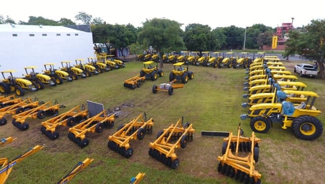 Entregan tractores para la agricultura familiar campesina