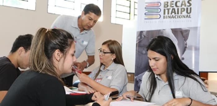 Más de 10.000 jóvenes buscan las becas de Itaipú