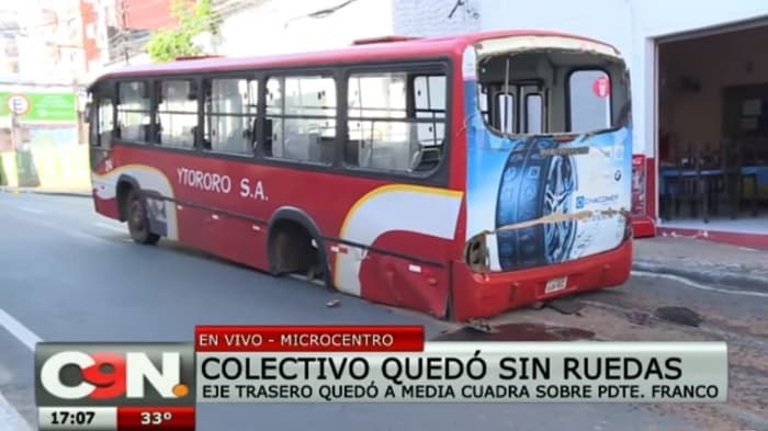Buses siguen siendo chatarra: Uno se desarma y otro se incendia