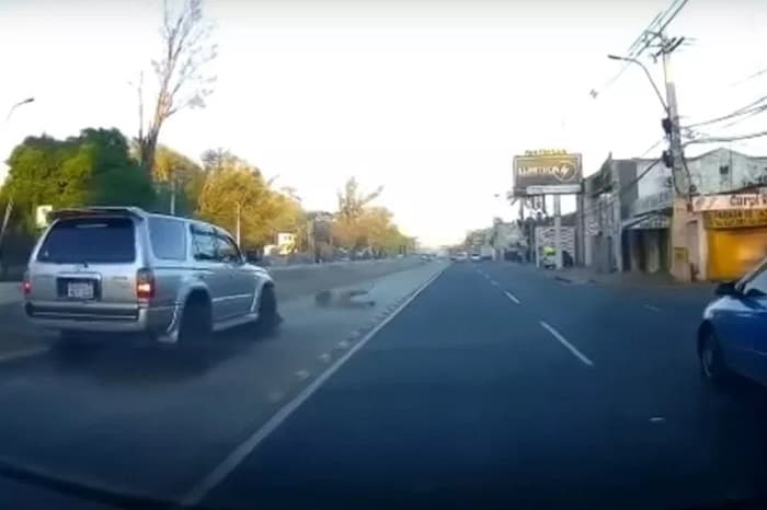 Falta de señalización en zona del Metrobús causa accidente