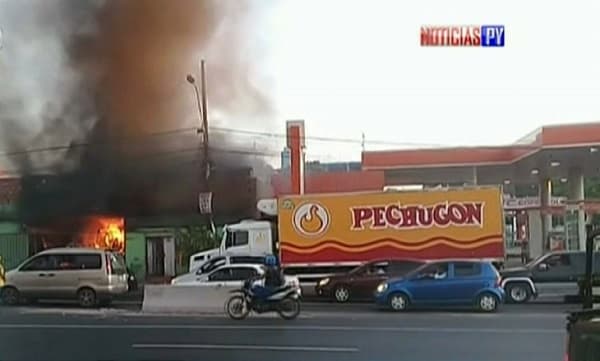 Bomberos controlan incendio en funeraria de Fernando de la Mora