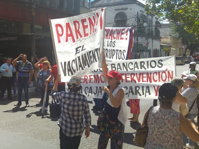 Jubilados recuerdan irregularidades en Caja Bancaria y exigen transparencia