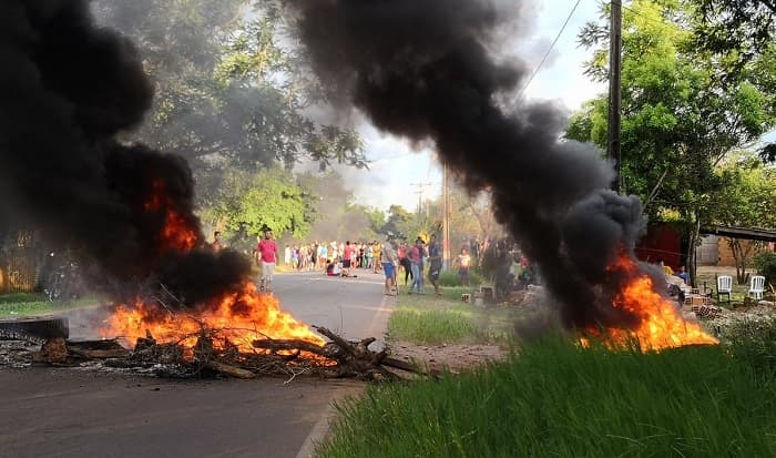 Desalojan a cientos de familias en Limpio