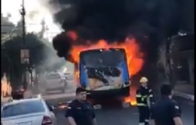 Ómnibus de la línea 15 se incendia en Asunción