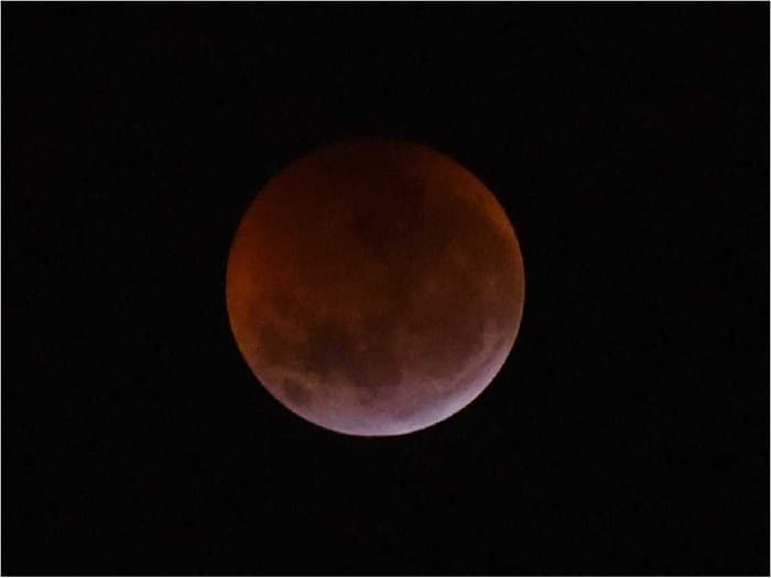 La "Luna roja" congregó a un centenar de personas en la Costanera