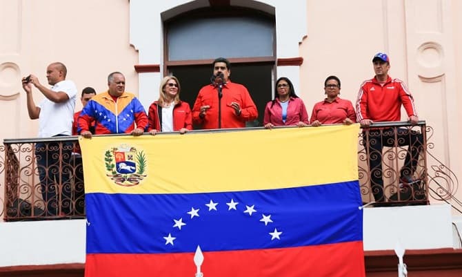 Nicolás Maduro se aferra a la presidencia