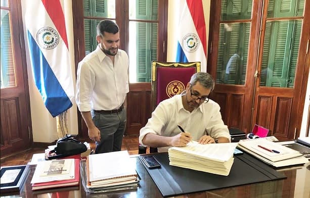 Presidente promulga presupuesto que establece austeridad en el Estado