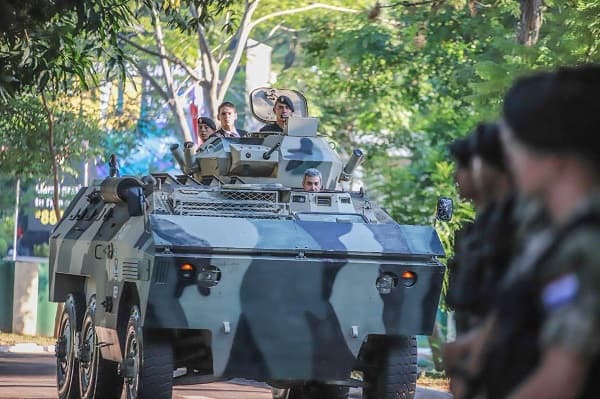 Abdo Benítez visita instalaciones de su escolta