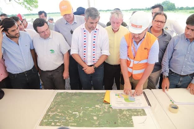 Abdo Benítez inaugura y verifica obras en el Chaco