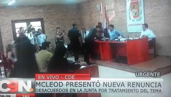 McLeod vuelve a presentar su renuncia ante la junta