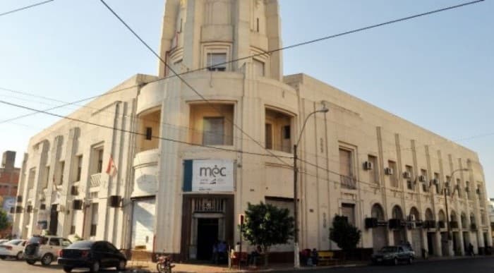 Estudiantes denuncian falta de pago de beca del MEC