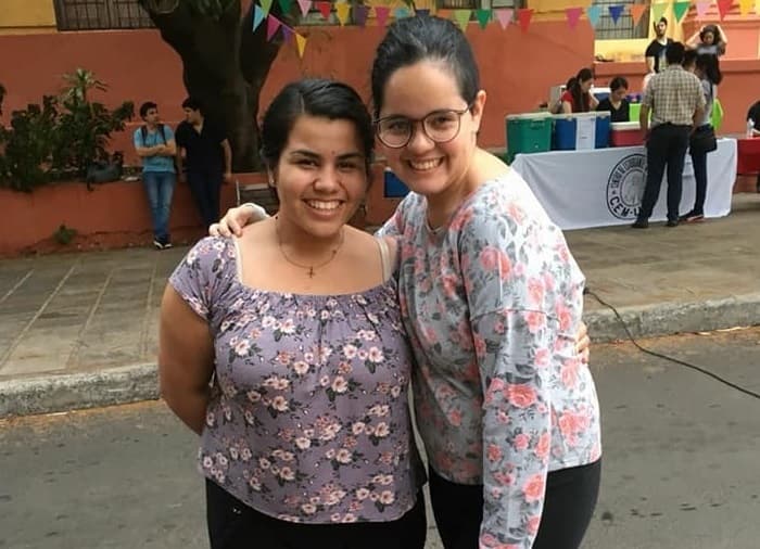 Estudiantes lanzan servicio de "niñeras ocasionales" para pagar libros