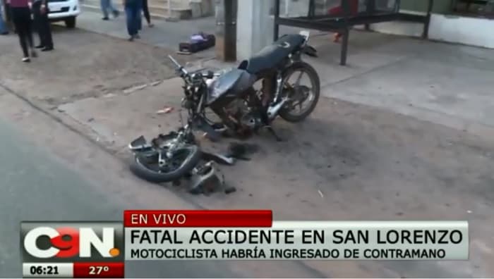 Moto de contramano: Mujer muere y conductor está internado