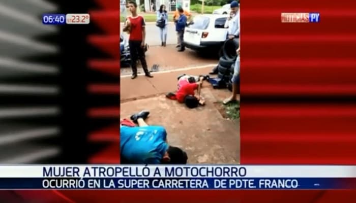 Mujer atropella a motoasaltantes tras atacar a una joven