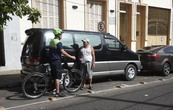 Desde el lunes multarán a quienes estacionen en bicisenda de Iturbe