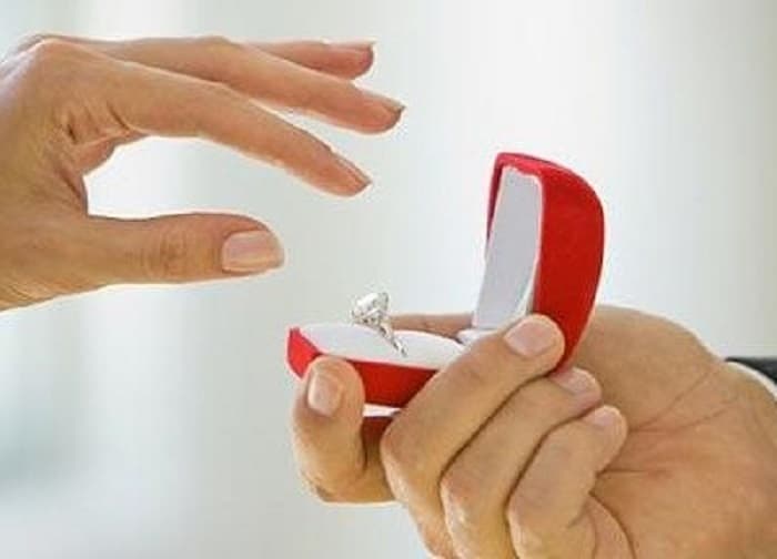 Emotivo pedido de matrimonio en programa de FM