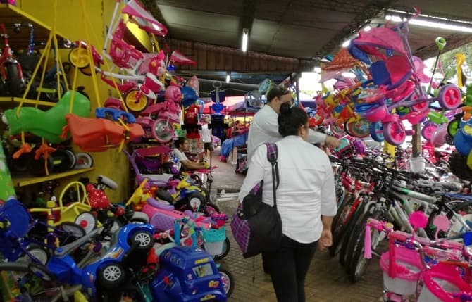 Los Reyes ya están de compras pese a mal tiempo