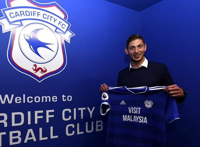 Avión de delantero argentino está bajo agua, sospechan