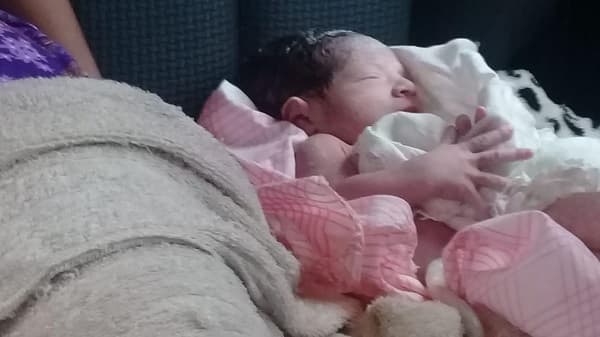 Mujer da a luz en patrullera