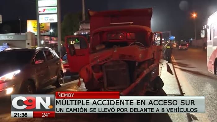 Varios heridos en choque múltiple causado por camión
