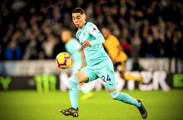 Almirón debuta en medio de ovación