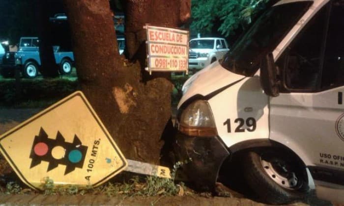 Ambulancia choca contra un árbol en Curva de la Muerte