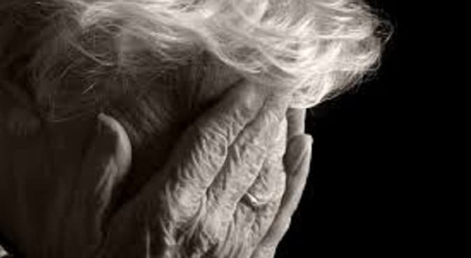 Detienen a mujer por golpear a su madre de 78 años