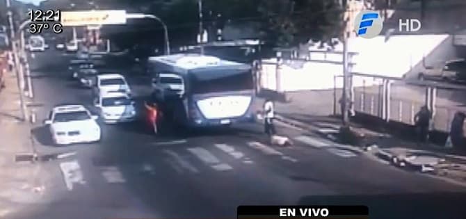 Mujer muere luego de ser arrollada por bus en Asunción