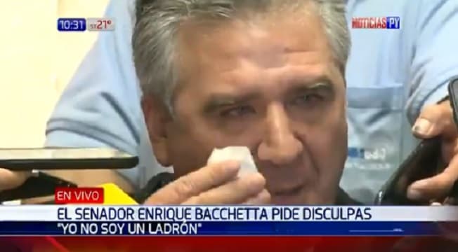Bacchetta rompe en llanto, asume “error”, pero no renuncia