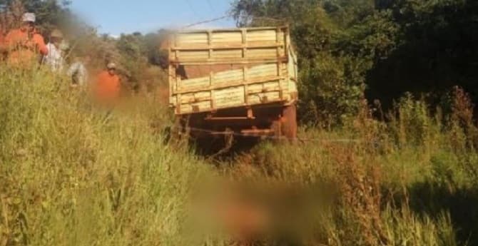 Conductor muere al arrojarse de camión sin frenos