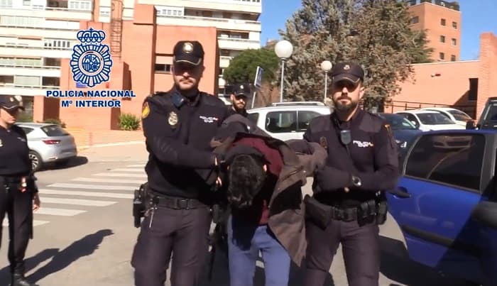 Capturan a joven que mató a su madre y se comió sus restos