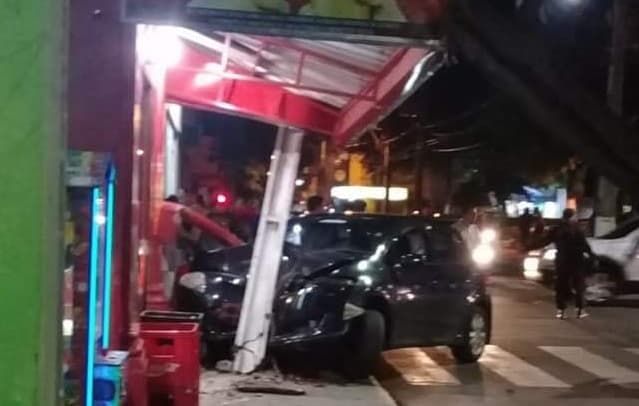 Descontrol en caravana: Bodeguero se salva de ser arrollado