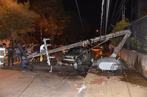 Conductor choca contra columna y resulta herido