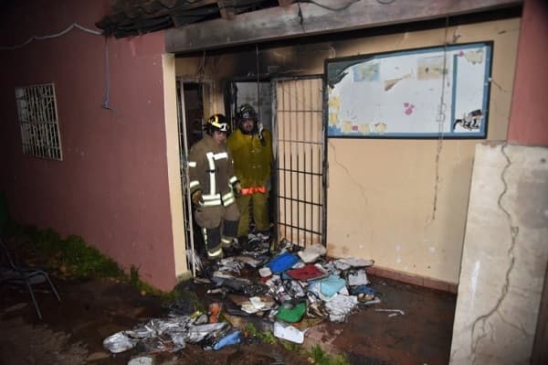 Colegio es consumido por las llamas en Fernando