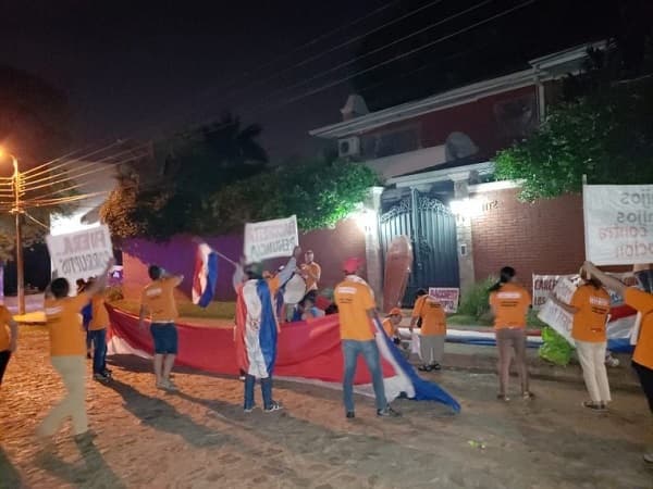 Bacchetta dice a indignados que no renunciará y que pierden su tiempo