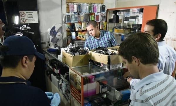 Allanan galería San Miguel e incautan gran cantidad de celulares