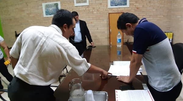 Diputados notifican destitución de McLeod