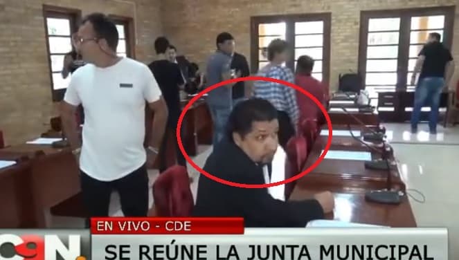 Kelembú huye de Junta luego de tratar destitución de McLeod