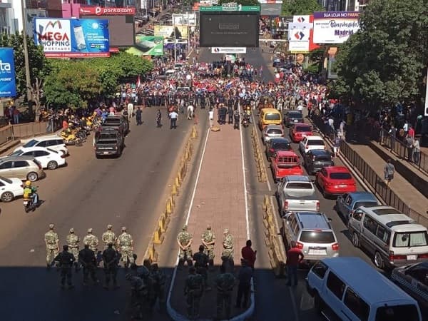 Esteños se manifiestan mientras diputados juzgan a Sandra McLeod