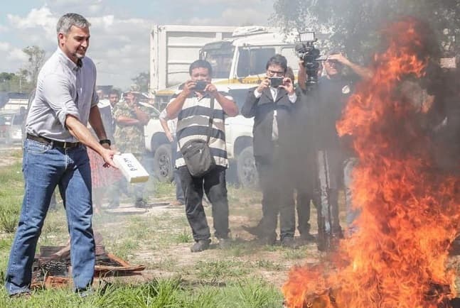 Abdo Benítez encabeza destrucción de cocaína