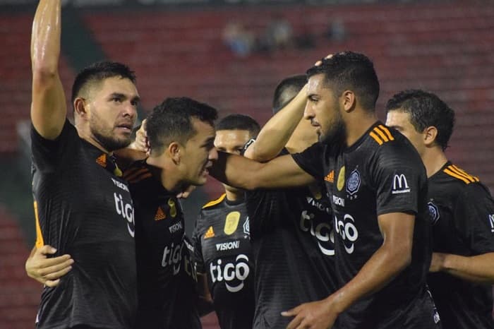 Olimpia gana y alcanza la punta