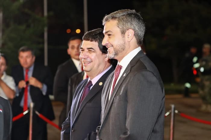 Abdo Benítez viaja para entrega de ayuda humanitaria a venezolanos