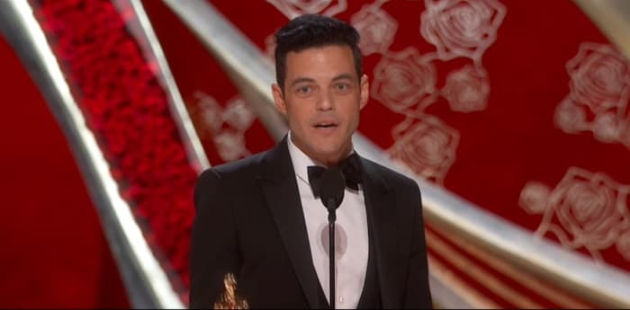 Intérprete de Freddie Mercury cae de escenario tras recibir su Oscar