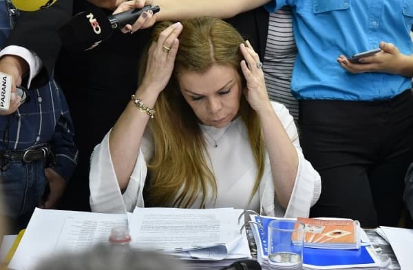 Diputados destituyen a Sandra McLeod