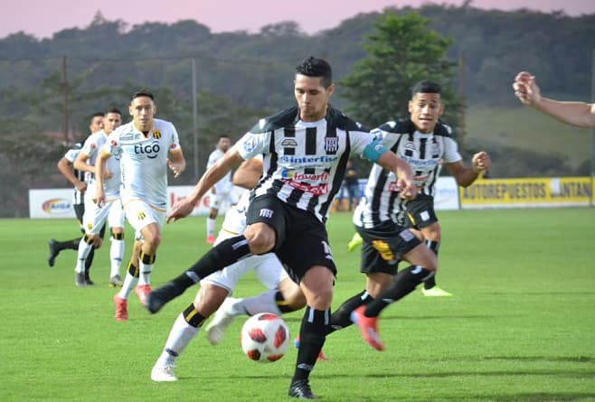Guaraní salva un empate en Santaní