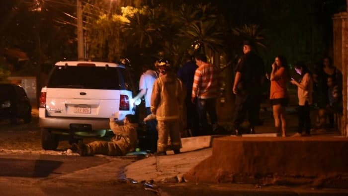 Hombre queda con la mano atascada en tanque de combustible