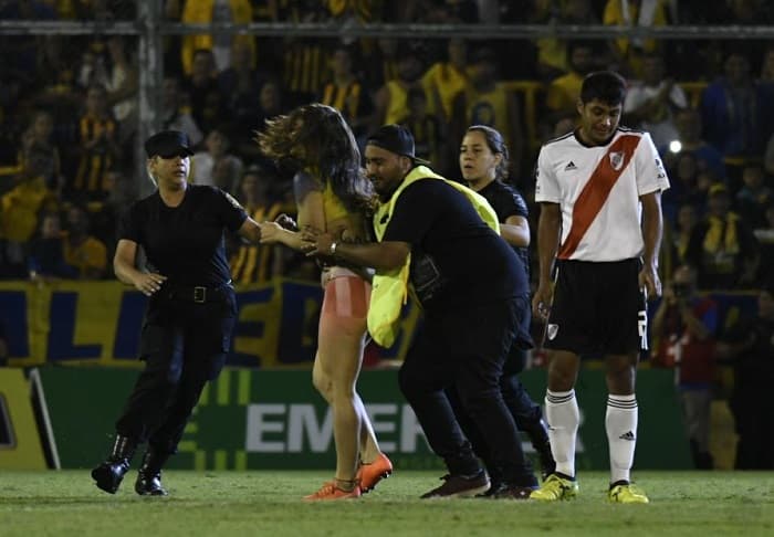 Mujer semidesnunda irrumpe en partido de torneo argentino