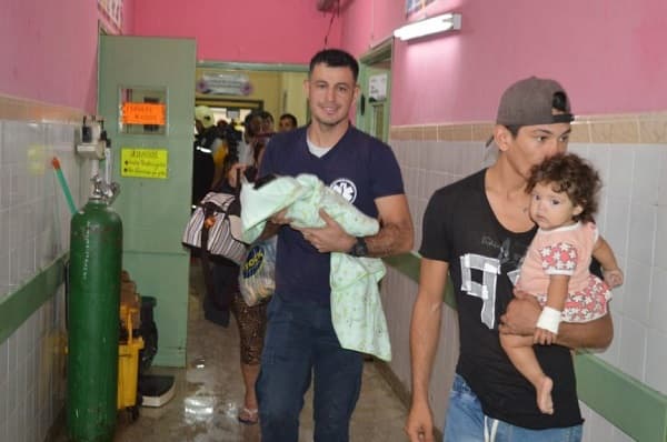 Vacían sala neonatal inundada en hospital público