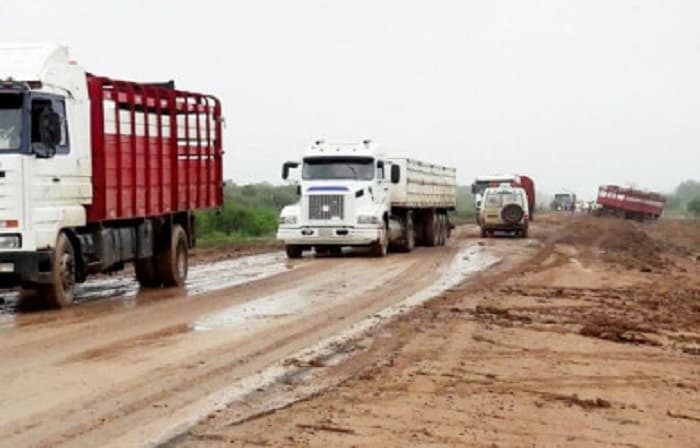 Mal estado de la Transchaco deja parados a cerca de 400 camiones