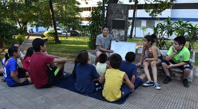 Joven autodidacta enseña inglés gratis a niños de escasos recursos